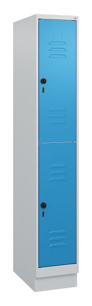 C+P Doppelstöckiger Spind Classic PLUS, Sockel, 1800x300x500mm, 7035/5012, Drehriegel, 0803207-10 S10004