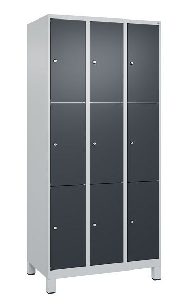 C+P Schließfachschrank Classic PLUS, Füße, 3 Abteile mit je 3 Fächern, 1950x900x500mm, 7035/7016, 080010-303 S10008