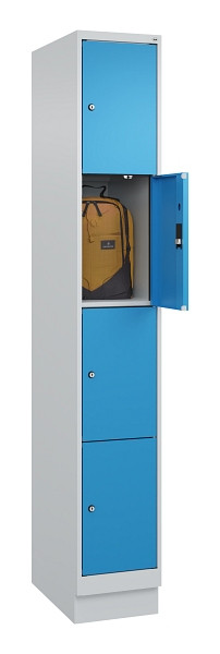 C+P Schließfachschrank Evolo PLUS, mit Sockel, 4 Fächer, 1950x300x500mm, 7035/50, Frontfarbe RAL 5012 Lichtblau, 049020-104 S10007