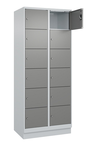 C+P Schließfachschrank Evolo PLUS, mit Sockel, 12 Fächer, 1950x800x500mm, 7035/0, Frontfarbe 0005000 RDS Stahlgrau, 049020-226 S10014