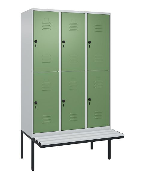 C+P Doppelstöckiger Spind Classic PLUS, 3 Abteile, 2120x1200x815mm, 7035/6011, Drehriegel, mit Untergestell und schwebender Sitzfläche, 0803407-32 S10111
