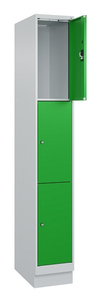 C+P Schließfachschrank Evolo PLUS, mit Sockel, 3 Fächer, 1950x300x500mm, 7035/60, Frontfarbe RAL 6037 Reingrün, 049020-103 S10011