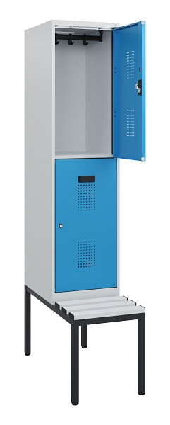 C+P Doppelstöckiger Spind Evolo PLUS, Bank, 2 Fächer, 1950x400x815mm, 7035/5012, Zylinderschloss, Sitzfläche Kunststoff, Sitzbank, 0493505-12 S10142