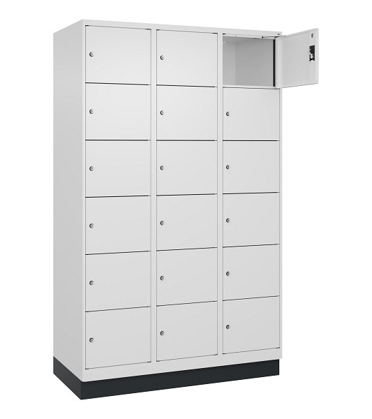 C+P Schließfachschrank Evolo PLUS, mit Sockel, 18 Fächer, 1950x1200x500mm, 9016/9016 Verkehrsweiß, 049020-326 S10020