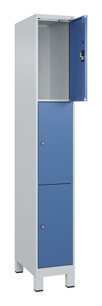 C+P Schließfachschrank Evolo PLUS, mit Füßen, 3 Fächer, 1950x300x500mm, 7035/50, Frontfarbe RAL 5023 Fernblau, 049010-103 S10008