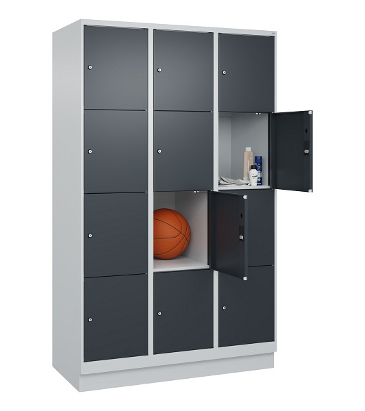 C+P Schließfachschrank Evolo PLUS, mit Sockel, 12 Fächer, 1950x1200x500mm, 7035/7016 Anthrazitgrau, Abteile 3, Abteilbreite 400 mm, 049020-324 S10012
