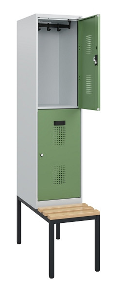 C+P Doppelstöckiger Spind Evolo PLUS, Bank, 2 Fächer, 1950x400x815mm, 7035/6011, Zylinderschloss, Sitzfläche Buche-Hartholz, Sitzbank, 0493505-12 S10037
