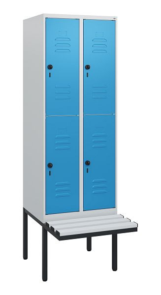 C+P Doppelstöckiger Spind Classic PLUS, 2 Abteile, 1950x600x815mm, 7035/5012, Drehriegel, mit Untergestell und schwebender Sitzfläche, 0803405-20 S10064