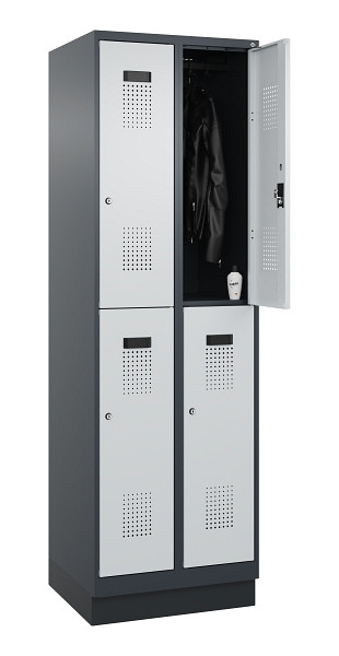 C+P Doppelstöckiger Spind Evolo PLUS, mit Sockel, 4 Fächer, 1950x600x500mm, 7016, Frontfarbe RAL 7035 Lichtgrau, Zylinderschloss, 049320-20 S10044