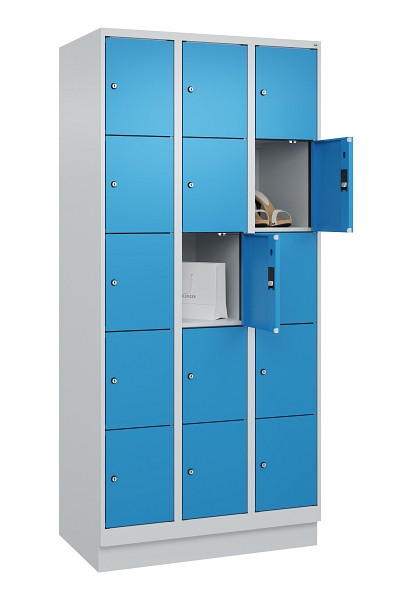 C+P Schließfachschrank Evolo PLUS, mit Sockel, 15 Fächer, 1950x900x500mm, 7035/5, Frontfarbe RAL 5012 Lichtblau, 049020-305 S10007