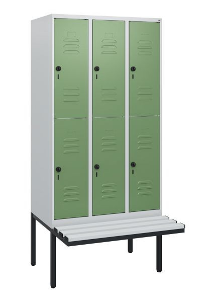 C+P Doppelstöckiger Spind Classic PLUS, 3 Abteile, 1950x900x815mm, 7035/6011, Drehriegel, mit Untergestell und schwebender Sitzfläche, 0803405-30 S10066