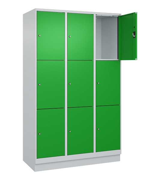 C+P Schließfachschrank Evolo PLUS, mit Sockel, 9 Fächer, 1950x1200x500mm, 7035/6, Frontfarbe RAL 6037 Reingrün, 049020-323 S10011