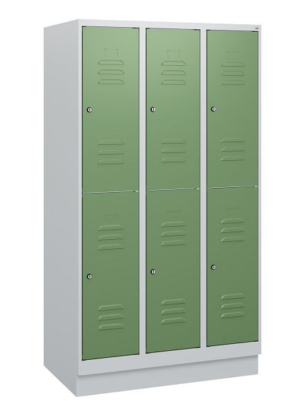C+P Doppelstöckiger Spind Classic PLUS, Sockel, 3 Abteile, 1630x900x500mm, 7035/6011, Zylinderschlösser, 0803205-30 S10036