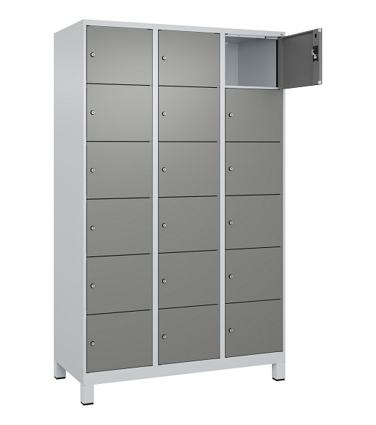 C+P Schließfachschrank Evolo PLUS, mit Füßen, 18 Fächer, 1950x1200x500mm, 7035/0005000 RDS Stahlgrau, 049010-326 S10014