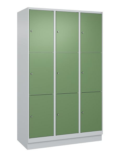 C+P Schließfachschrank Classic PLUS, Sockel, 3 Abteile mit je 3 Fächern, 1950x1200x500mm, 7035/6011, 080020-323 S10006
