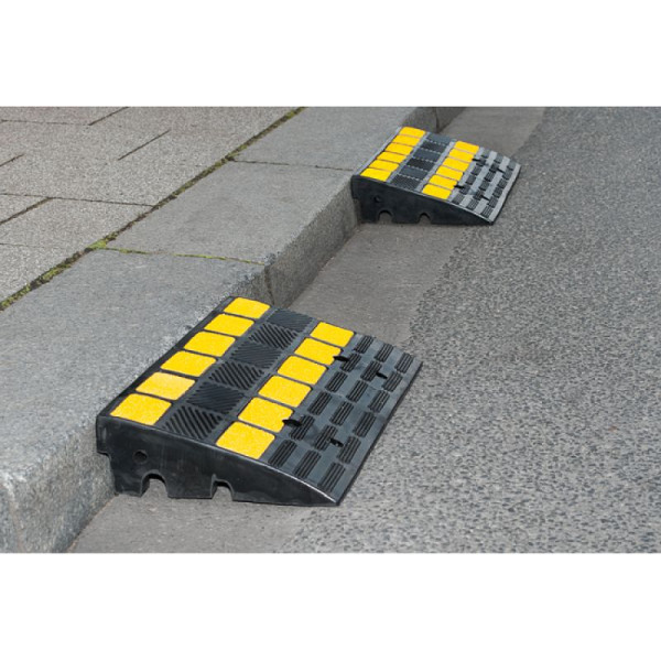 Stein HGS Bordsteinrampe "Mountain" aus Hartgummi, Anti-Rutsch-Oberfläche, gelbe Reflexstreifen, LKW-geeignet, LängexHöhe: 300x100mm, 25885