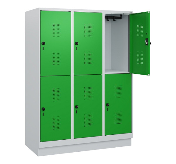 C+P Doppelstöckiger Spind Evolo PLUS, Sockel, 6 Fächer, 1630x1200x500mm, 7035/60, Frontfarbe RAL 6037 Reingrün, Drehriegel, 0493205-32 S10011