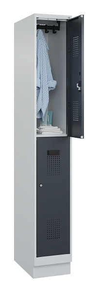 C+P Doppelstöckiger Spind Evolo PLUS, mit Sockel, 2 Fächer, 1950x300x500mm, 7035, Frontfarbe RAL 7016 Anthrazitgrau, Zylinderschloss, 049320-10 S10039