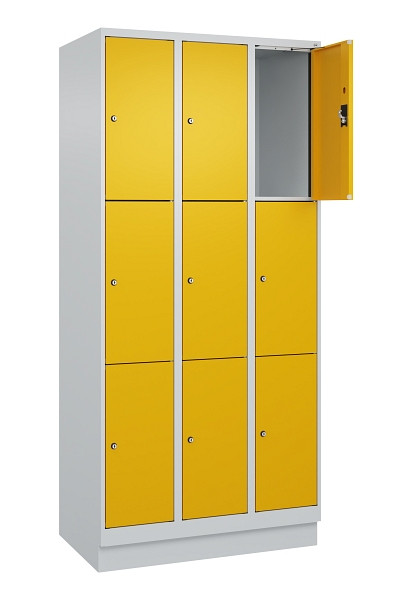 C+P Schließfachschrank Evolo PLUS, mit Sockel, 9 Fächer, 1950x900x500mm, 7035/10, Frontfarbe RAL 1004 Goldgelb, 049020-303 S10000