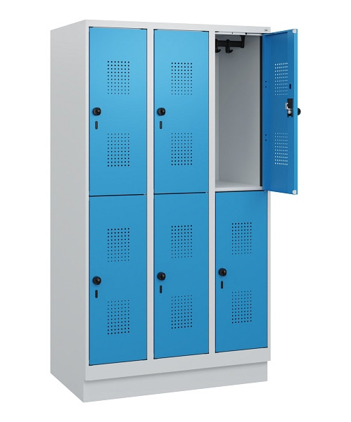 C+P Doppelstöckiger Spind Evolo PLUS, Sockel, 6 Fächer, 1630x900x500mm, 7035/501, Frontfarbe RAL 5012 Lichtblau, Drehriegel, 0493205-30 S10007