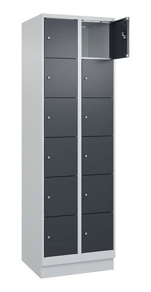 C+P Schließfachschrank Evolo PLUS, mit Sockel, 12 Fächer, 1950x600x500mm, 7035/7, Frontfarbe RAL 7016 Anthrazitgrau, 049020-206 S10012