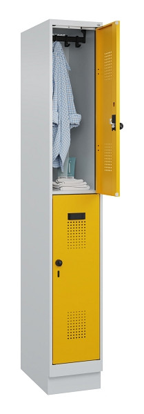 C+P Doppelstöckiger Spind Evolo PLUS, mit Sockel, 2 Fächer, 1950x300x500mm, 7035, Frontfarbe RAL 1004 Goldgelb, Drehriegel, 049320-10 S10000