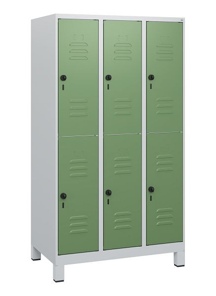 C+P Doppelstöckiger Spind Classic PLUS, Füße, 3 Abteile, 1630x900x500mm, 7035/6011, Drehriegel, 0803105-30 S10006