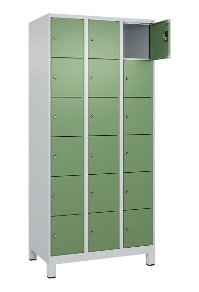 C+P Schließfachschrank Evolo PLUS, mit Füßen, 18 Fächer, 1950x900x500mm, 7035/6, Frontfarbe RAL 6011 Resedagrün, 049010-306 S10010