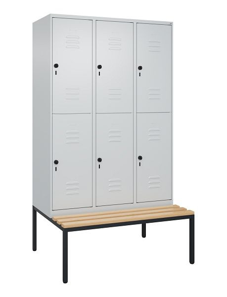 C+P Doppelstöckiger Spind Classic PLUS, 3 Abteile, 2120x1200x815mm, 7035/7035, Drehriegel, Buche-Sitzleisten, mit untergebauter Sitzbank, 0803507-32 S10009