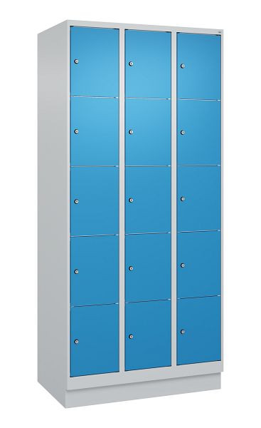 C+P Schließfachschrank Classic PLUS, Sockel, 3 Abteile mit je 5 Fächern, 1950x900x500mm, 7035/5012, 080020-305 S10004