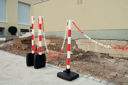 DENIOS Ketten-Warnständer zum Umklappen, 2 Kettenösen, Fuß 280x280mm, 900mm H, rot/weiß, 180243