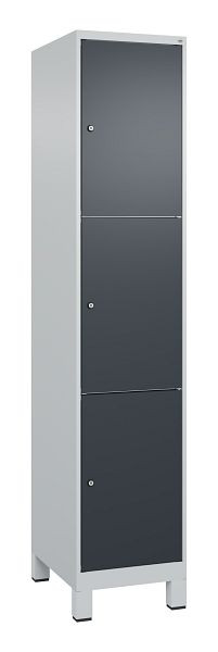 C+P Schließfachschrank Classic PLUS, Füße, 1950x400x500mm, 7035/7016, mit 3 Fächern, 080010-123 S10008