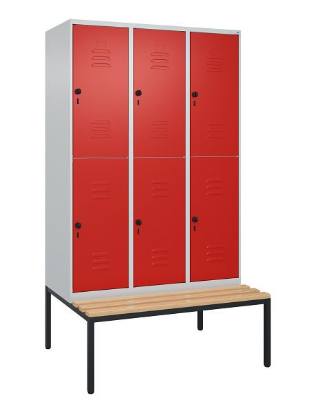C+P Doppelstöckiger Spind Classic PLUS, 3 Abteile, 2120x1200x815mm, 7035/3020, Drehriegel, Buche-Sitzleisten, mit untergebauter Sitzbank, 0803507-32 S10002