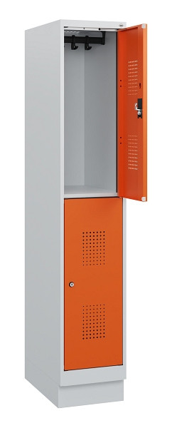 C+P Doppelstöckiger Spind Evolo PLUS, Sockel, 2 Fächer, 1630x300x500mm, 7035/200, Zylinderschloss, 0493205-10 S10022