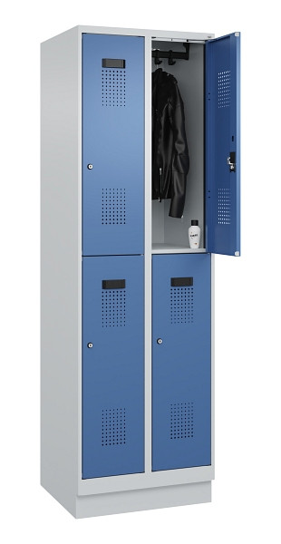 C+P Doppelstöckiger Spind Evolo PLUS, mit Sockel, 4 Fächer, 1950x600x500mm, 7035, Frontfarbe RAL 5023 Fernblau, Zylinderschloss, 049320-20 S10035
