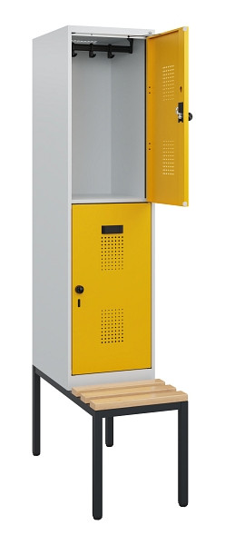 C+P Doppelstöckiger Spind Evolo PLUS, Bank, 2 Fächer, 1950x400x815mm, 7035/1004, Drehriegel, Sitzfläche Buche-Hartholz, Sitzbank, 0493505-12 S10000