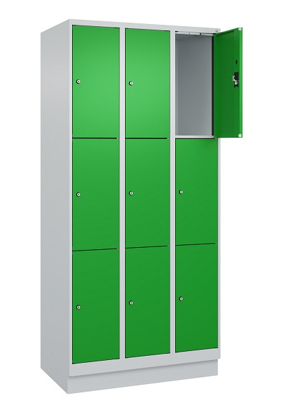 C+P Schließfachschrank Evolo PLUS, mit Sockel, 9 Fächer, 1950x900x500mm, 7035/60, Frontfarbe RAL 6037 Reingrün, 049020-303 S10011