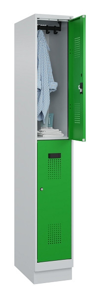 C+P Doppelstöckiger Spind Evolo PLUS, mit Sockel, 2 Fächer, 1950x300x500mm, 7035, Frontfarbe RAL 6037 Reingrün, Zylinderschloss, 049320-10 S10038