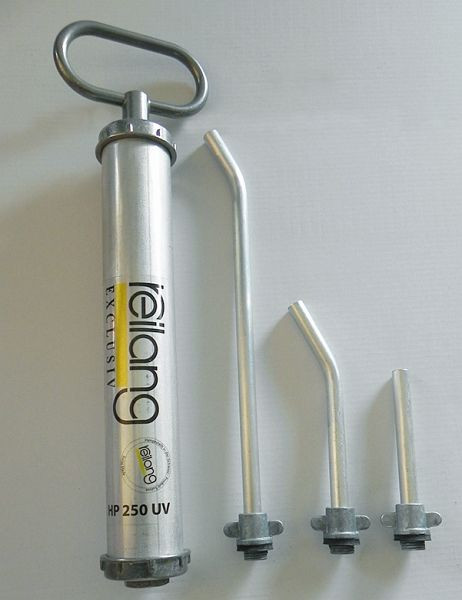 DENIOS Universal-Handpumpe aus Aluminium, Hubvolumen 720 ml, als Set mit 3 Auslaufrohren, 319354