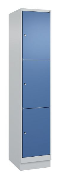 C+P Schließfachschrank Classic PLUS, Sockel, 1950x400x500mm, 7035/5023, mit 3 Fächern, 080020-123 S10005
