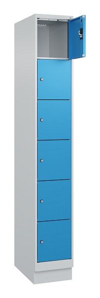 C+P Schließfachschrank Evolo PLUS, mit Sockel, 6 Fächer, 1950x300x500mm, 7035/50, Frontfarbe RAL 5012 Lichtblau, 049020-106 S10007