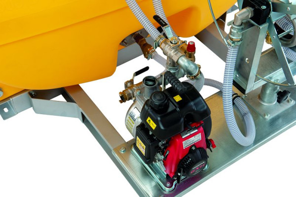 Cemo Mobiles Bewässerungssystem BWS 130-PE mit montierten Schwallwänden, FA 5000l, Motorpumpe 130, Benzin, Haspel schwenkbar, Gelb RAL 1023, 12197