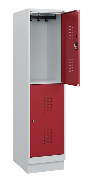 C+P Doppelstöckiger Spind Evolo PLUS, Sockel, 2 Fächer, 1630x400x500mm, 7035/300, Frontfarbe RAL 3003 Rubinrot, Zylinderschloss, 0493205-12 S10026