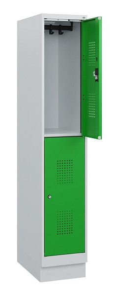 C+P Doppelstöckiger Spind Evolo PLUS, Sockel, 2 Fächer, 1630x300x500mm, 7035/603, Zylinderschloss, 0493205-10 S10038