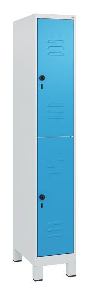 C+P Doppelstöckiger Spind Classic PLUS, Füße, 1800x300x500mm, 7035/5012, Drehriegel, 0803107-10 S10004