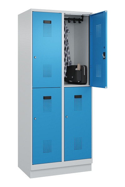 C+P Doppelstöckiger Spind Evolo PLUS, mit Sockel, 4 Fächer, 1950x800x500mm, 7035, Frontfarbe RAL 5012 Lichtblau, Zylinderschloss, 049320-22 S10034