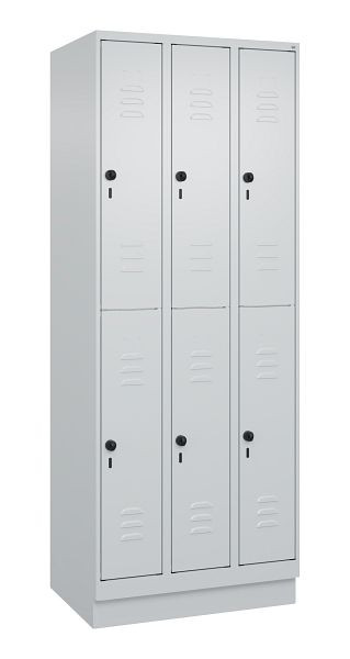 C+P Doppelstöckiger Spind Classic PLUS, Sockel, 3 Abteile, 1950x750x500mm, 7035/7035, 080320-39 S10009