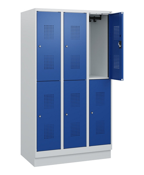 C+P Doppelstöckiger Spind Evolo PLUS, Sockel, 6 Fächer, 1630x900x500mm, 7035/501, Frontfarbe RAL 5010 Enzianblau, Zylinderschloss, 0493205-30 S10029