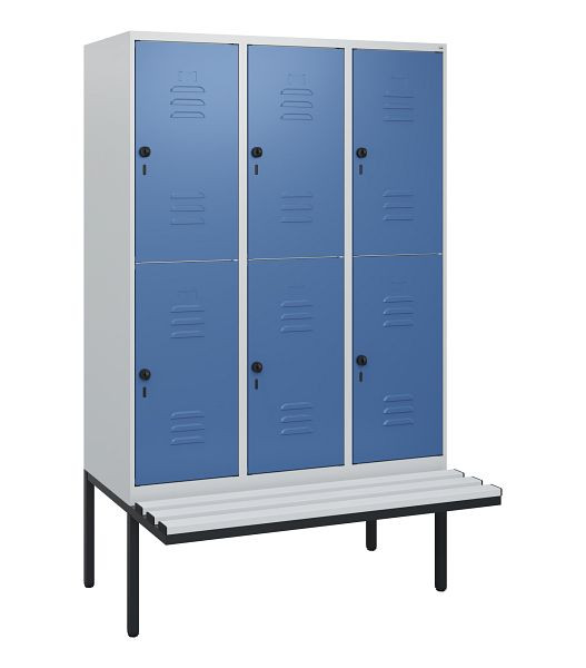 C+P Doppelstöckiger Spind Classic PLUS, 3 Abteile, 1950x1200x815mm, 7035/5023, Drehriegel, mit Untergestell und schwebender Sitzfläche, 0803405-32 S10065