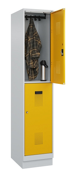 C+P Doppelstöckiger Spind Evolo PLUS, mit Sockel, 2 Fächer, 1950x400x500mm, 7035, Frontfarbe RAL 1004 Goldgelb, Zylinderschloss, 049320-12 S10027